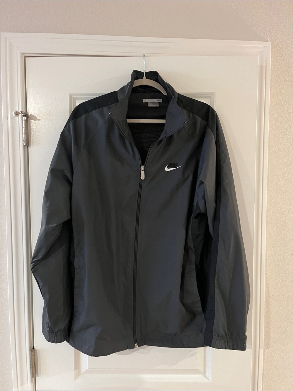 Nike Men's Gray and Black Full-Zip Windbreaker Jacket